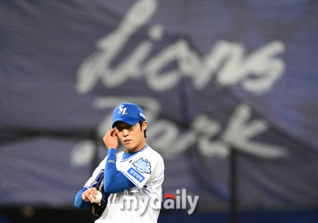 2025년 10월 13일 오후 대구 삼성라이온즈파크에서 열린 '2025 신한 SOL Bank KBO 포스트시즌' SSG 랜더스와 삼성 라이온즈의 준플레이오프 3차전 경기. 삼성 선발투수 원태인이 투구를 준비하고 있다./마이데일리