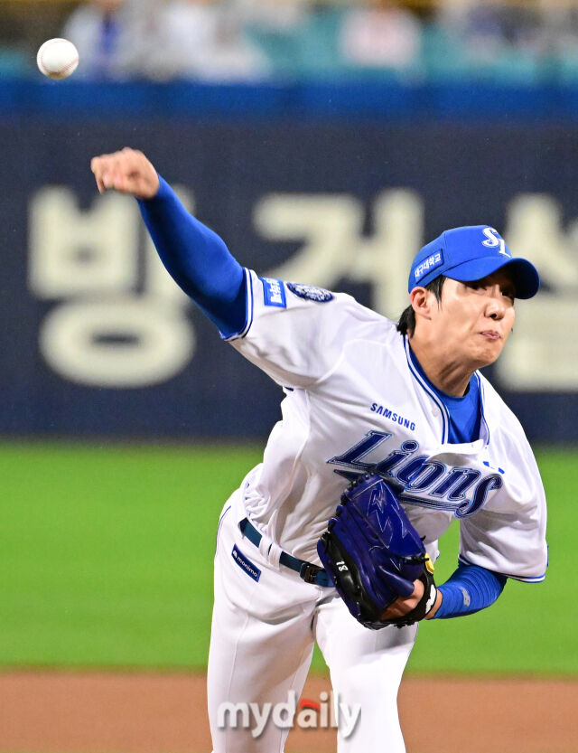 2025년 10월 13일 오후 대구 삼성라이온즈파크에서 열린 '2025 신한 SOL Bank KBO 포스트시즌' SSG 랜더스와 삼성 라이온즈의 준플레이오프 3차전 경기. 삼성 선발투수 원태인이 역투하고 있다./마이데일리