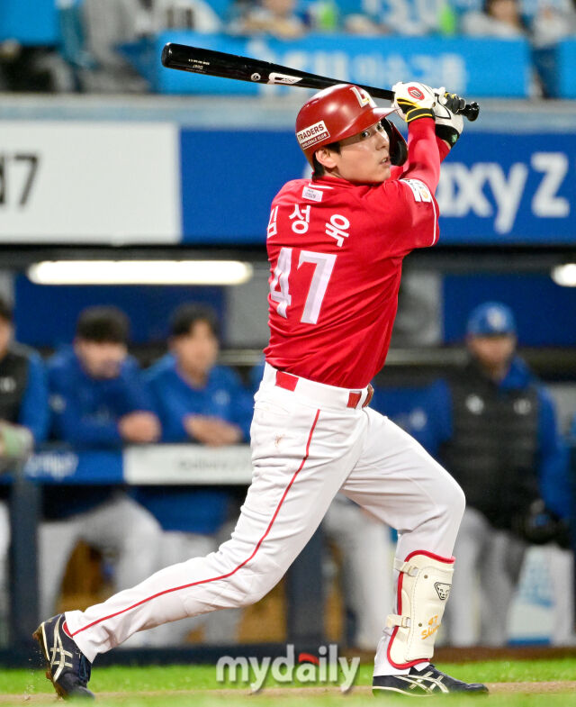 2025년 10월 13일 오후 대구 삼성라이온즈파크에서 열린 '2025 신한 SOL Bank KBO 포스트시즌' SSG 랜더스와 삼성 라이온즈의 준플레이오프 3차전 경기. SSG 김성욱이 2회초 무사 1루서 타격하고 있다./마이데일리