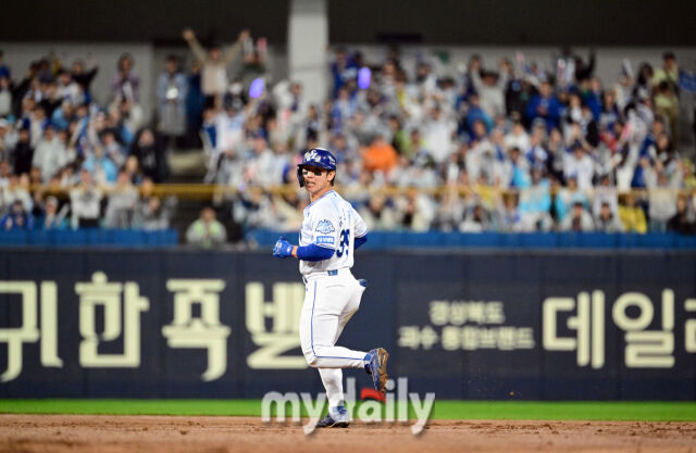 2025년 10월 13일 오후 대구 삼성라이온즈파크에서 열린 '2025 신한 SOL Bank KBO 포스트시즌' SSG 랜더스와 삼성 라이온즈의 준플레이오프 3차전 경기. 삼성 김성윤이 5회말 1사 2루서 1타점 2루타를 친 뒤 기뻐하고 있다./마이데일리