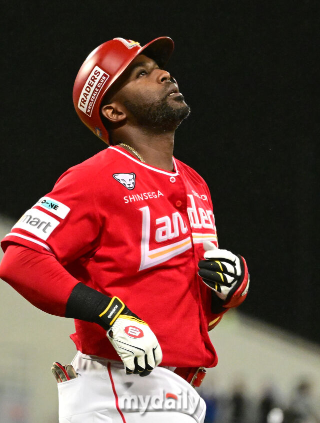 2025년 10월 13일 오후 대구 삼성라이온즈파크에서 열린 '2025 신한 SOL Bank KBO 포스트시즌' SSG 랜더스와 삼성 라이온즈의 준플레이오프 3차전 경기. SSG 에레디아가 5회초 2사 2루서 우익수 플라이 아웃을 당한 뒤 아쉬워하고 있다./마이데일리