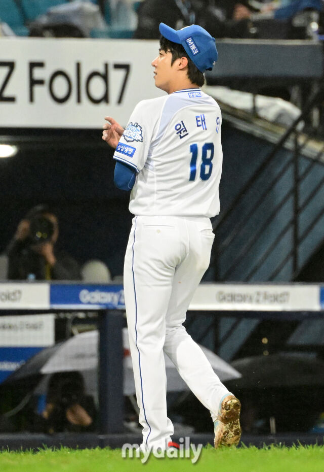 2025년 10월 13일 오후 대구 삼성라이온즈파크에서 열린 '2025 신한 SOL Bank KBO 포스트시즌' SSG 랜더스와 삼성 라이온즈의 준플레이오프 3차전 경기. 삼성 선발투수 원태인이 6⅔이닝 105구 1실점 호투를 한 뒤 교체되고 있다./마이데일리