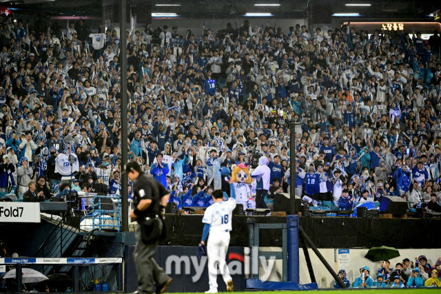 2025년 10월 13일 오후 대구 삼성라이온즈파크에서 열린 '2025 신한 SOL Bank KBO 포스트시즌' SSG 랜더스와 삼성 라이온즈의 준플레이오프 3차전 경기. 삼성 선발투수 원태인이 6⅔이닝 105구 1실점 호투를 한 뒤 교체되고 있다./마이데일리