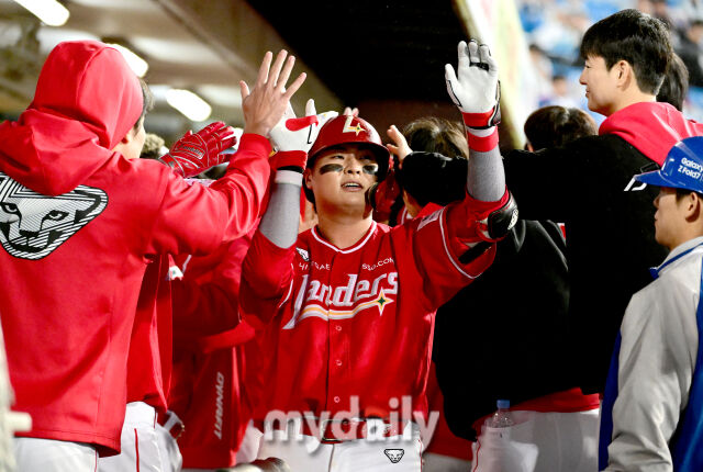 2025년 10월 13일 오후 대구 삼성라이온즈파크에서 열린 '2025 신한 SOL Bank KBO 포스트시즌' SSG 랜더스와 삼성 라이온즈의 준플레이오프 3차전 경기. SSG 고명준이 9회초 1사 1루서 2점 홈런을 친 뒤 기뻐하고 있다./마이데일리