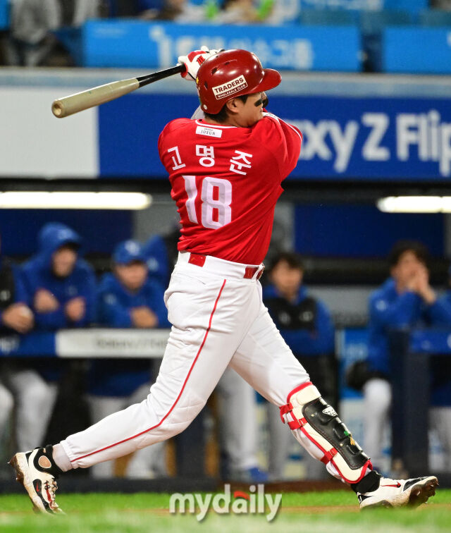 2025년 10월 13일 오후 대구 삼성라이온즈파크에서 열린 '2025 신한 SOL Bank KBO 포스트시즌' SSG 랜더스와 삼성 라이온즈의 준플레이오프 3차전 경기. SSG 고명준이 9회초 1사 1루서 2점 홈런을 치고 있다./마이데일리