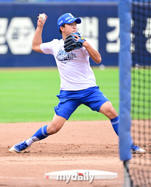 2025년 10월 14일 오후 대구 삼성라이온즈파크에서 열린 '2025 신한 SOL Bank KBO 포스트시즌' SSG 랜더스와 삼성 라이온즈의 준플레이오프 4차전 경기. 경기 전 삼성 양도근이 3루 수비 훈련을 하고 있다./마이데일리