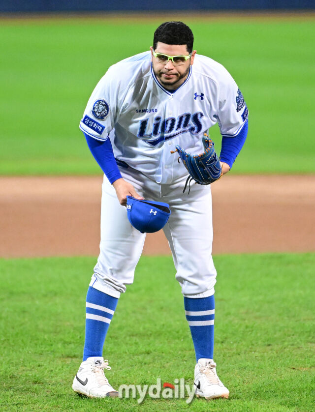 2025년 10월 14일 오후 대구 삼성라이온즈파크에서 열린 '2025 신한 SOL Bank KBO 포스트시즌' SSG 랜더스와 삼성 라이온즈의 준플레이오프 4차전 경기. 삼성 선발투수 후라도가 인사하고 있다./마이데일리