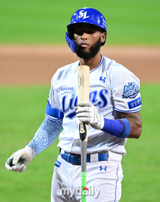 2025년 10월 14일 오후 대구 삼성라이온즈파크에서 열린 '2025 신한 SOL Bank KBO 포스트시즌' SSG 랜더스와 삼성 라이온즈의 준플레이오프 4차전 경기.<br><br>삼성 디아즈가 2회말 선두타자로 나서고 있다./마이데일리