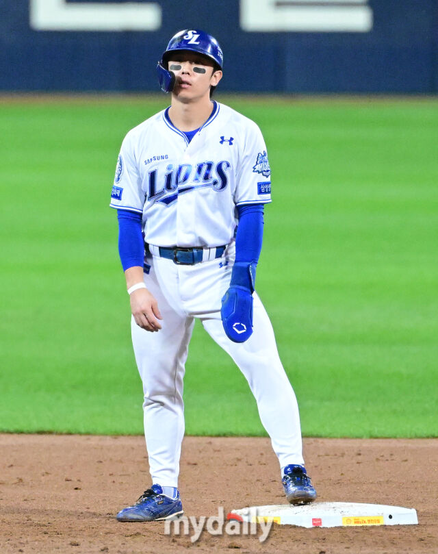 2025년 10월 14일 오후 대구 삼성라이온즈파크에서 열린 '2025 신한 SOL Bank KBO 포스트시즌' SSG 랜더스와 삼성 라이온즈의 준플레이오프 4차전 경기. 삼성 1루 주자 김성윤이 3회말 2사 1.3루서 2루 도루에 성공한 뒤 더그아웃을 보고 있다./마이데일리