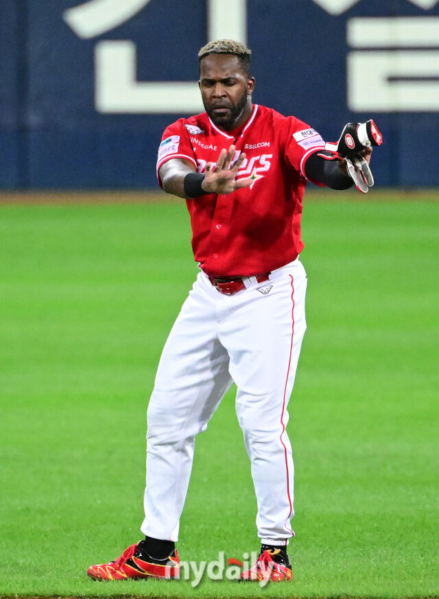 2025년 10월 14일 오후 대구 삼성라이온즈파크에서 열린 '2025 신한 SOL Bank KBO 포스트시즌' SSG 랜더스와 삼성 라이온즈의 준플레이오프 4차전 경기. SSG 1루 주자 에레디아가 6회초 1사 1루서 최정의 1루수 앞 땅볼 타구 때 런다운에 걸려 아웃된 뒤 숨을 고르고 있다./마이데일리