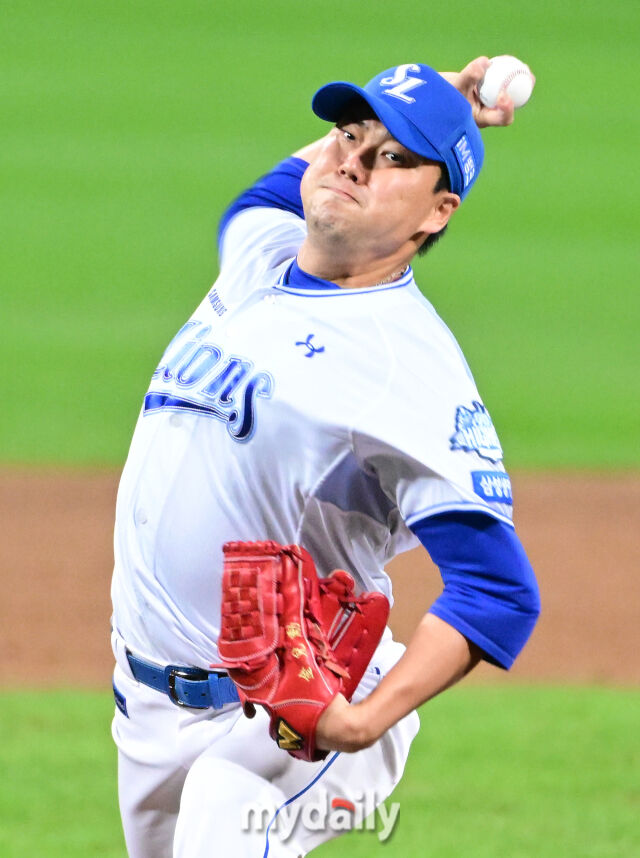 2025년 10월 14일 오후 대구 삼성라이온즈파크에서 열린 '2025 신한 SOL Bank KBO 포스트시즌' SSG 랜더스와 삼성 라이온즈의 준플레이오프 4차전 경기. 삼성 김태훈이 8회초 구원등판해 역투하고 있다./마이데일리