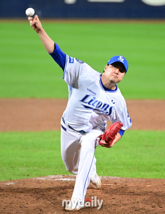 2025년 10월 14일 오후 대구 삼성라이온즈파크에서 열린 '2025 신한 SOL Bank KBO 포스트시즌' SSG 랜더스와 삼성 라이온즈의 준플레이오프 4차전 경기. 삼성 김태훈이 8회초 구원등판해 역투하고 있다./마이데일리