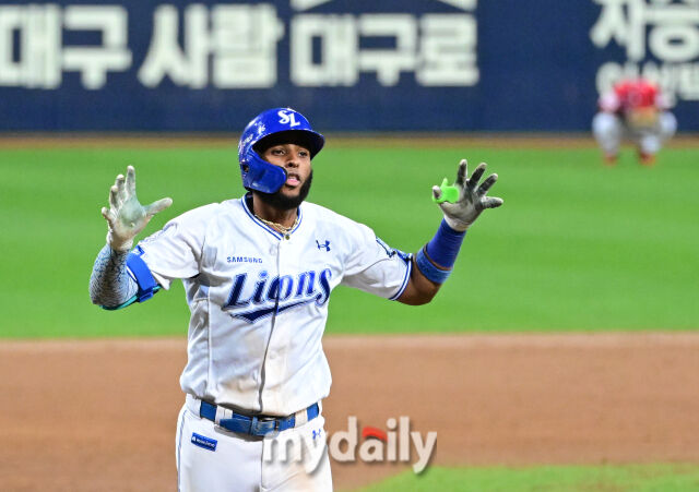 2025년 10월 14일 오후 대구 삼성라이온즈파크에서 열린 '2025 신한 SOL Bank KBO 포스트시즌' SSG 랜더스와 삼성 라이온즈의 준플레이오프 4차전 경기.<br><br>삼성 디아즈가 8회말 2사 1루서 2점 홈런을 친 뒤 기뻐하고 있다./마이데일리