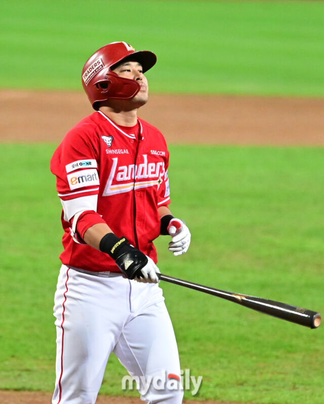 2025년 10월 14일 오후 대구 삼성라이온즈파크에서 열린 '2025 신한 SOL Bank KBO 포스트시즌' SSG 랜더스와 삼성 라이온즈의 준플레이오프 4차전 경기. SSG 한유섬이 8회초 1사 1.3루서 삼진을 당한 뒤 아쉬워하고 있다./마이데일리