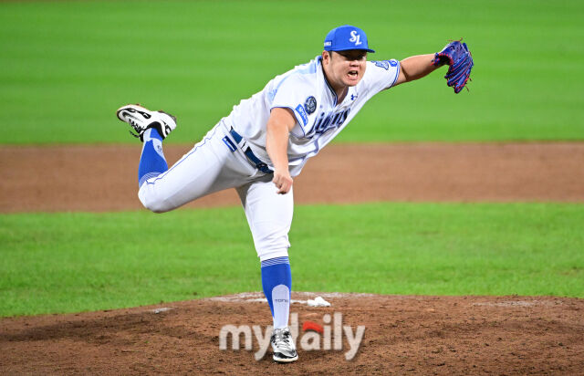 2025년 10월 14일 오후 대구 삼성라이온즈파크에서 열린 '2025 신한 SOL Bank KBO 포스트시즌' SSG 랜더스와 삼성 라이온즈의 준플레이오프 4차전 경기. 삼성 이승현이 8회초 역투하고 있다./마이데일리