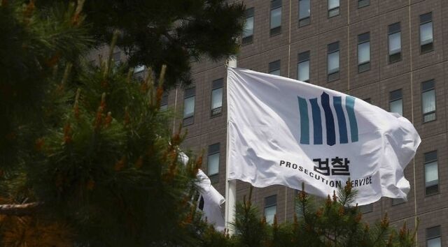 서울 서초구 서울중앙지방검찰청에서 깃발이 날리고 있다. /뉴시스