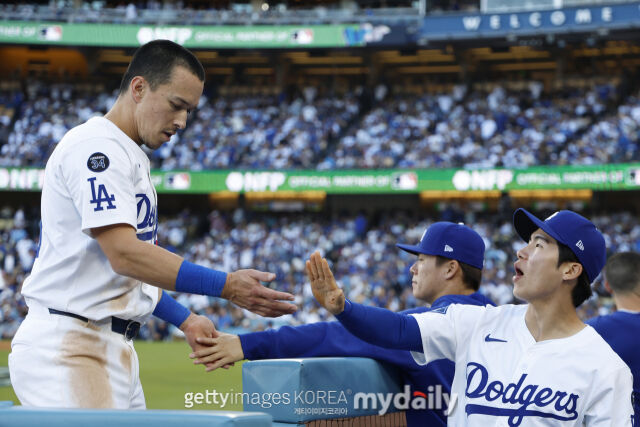 LA 다저스 김혜성과 하이파이브를 하고 있는 토미 에드먼./게티이미지코리아