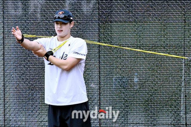 17일 오후 대전광역시 중구 대전 한화생명볼파크에서 진행되는 '2025 프로야구 KBO리그 포스트시즌' 플레이오프(PO) 1차전 한화이글스와 삼성라이온즈의 경기. 한화 문동주가 경기전 훈련을 하고 있다./마이데일리