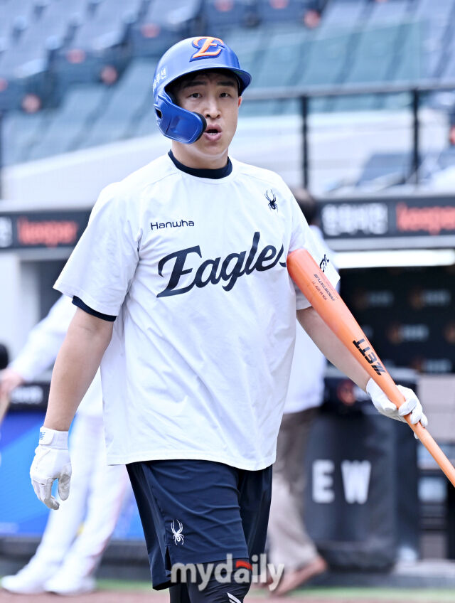 17일 오후 대전광역시 중구 대전 한화생명볼파크에서 진행되는 '2025 프로야구 KBO리그 포스트시즌' 플레이오프(PO) 1차전 한화이글스와 삼성라이온즈의 경기 <br><br>한화 손아섭이 경기전 훈련에 나서고 있다./마이데일리