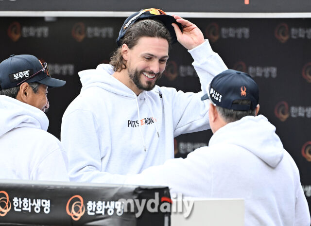 18일 오후 대전광역시 중구 대전 한화생명볼파크에서 진행된 '2025 프로야구 KBO리그 포스트시즌' 플레이오프(PO) 1차전 한화이글스와 삼성라이온즈의 경기 <br><br>한화 와이스가 김경문 감독에게 인사를 하고 있다./마이데일리