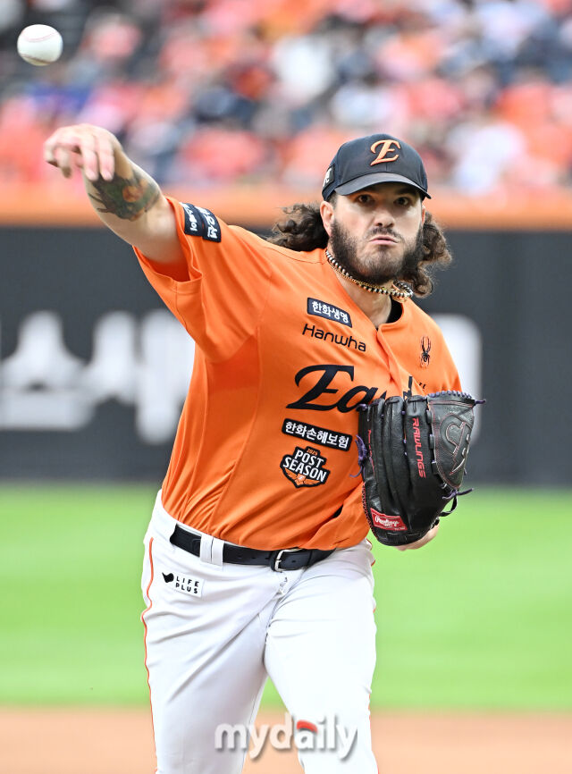 18일 오후 대전광역시 중구 대전 한화생명볼파크에서 진행된 '2025 프로야구 KBO리그 포스트시즌' 플레이오프(PO) 1차전 한화이글스와 삼성라이온즈의 경기. 한화 선발투수 폰세가 역투하고 있다./마이데일리