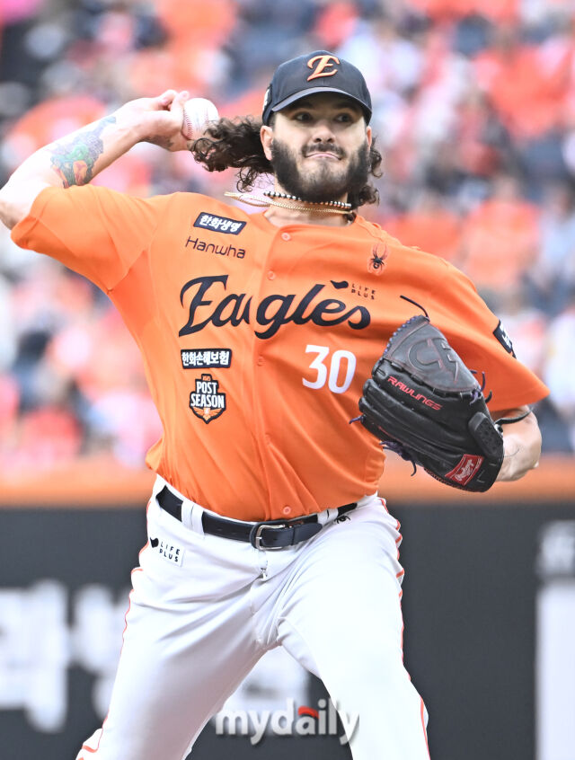 18일 오후 대전광역시 중구 대전 한화생명볼파크에서 진행된 '2025 프로야구 KBO리그 포스트시즌' 플레이오프(PO) 1차전 한화이글스와 삼성라이온즈의 경기 <br><br>한화 선발투수 폰세가 역투하고 있다./마이데일리