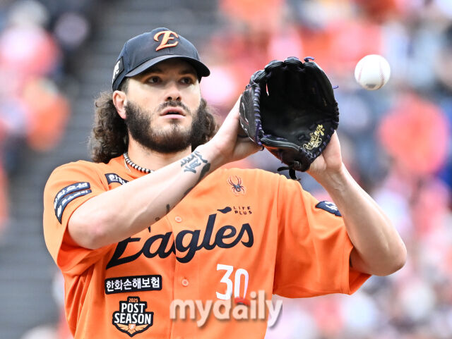 18일 오후 대전광역시 중구 대전 한화생명볼파크에서 진행된 '2025 프로야구 KBO리그 포스트시즌' 플레이오프(PO) 1차전 한화이글스와 삼성라이온즈의 경기 <br><br>한화 폰세가 선발등판 하고 있다./마이데일리