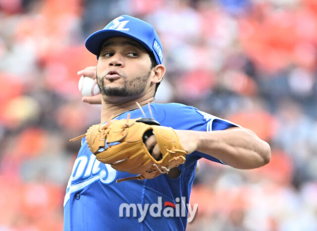 18일 오후 대전광역시 중구 대전 한화생명볼파크에서 진행된 '2025 프로야구 KBO리그 포스트시즌' 플레이오프(PO) 1차전 한화이글스와 삼성라이온즈의 경기. 삼성 가라비토가 선발등판해 역투하고 있다./마이데일리