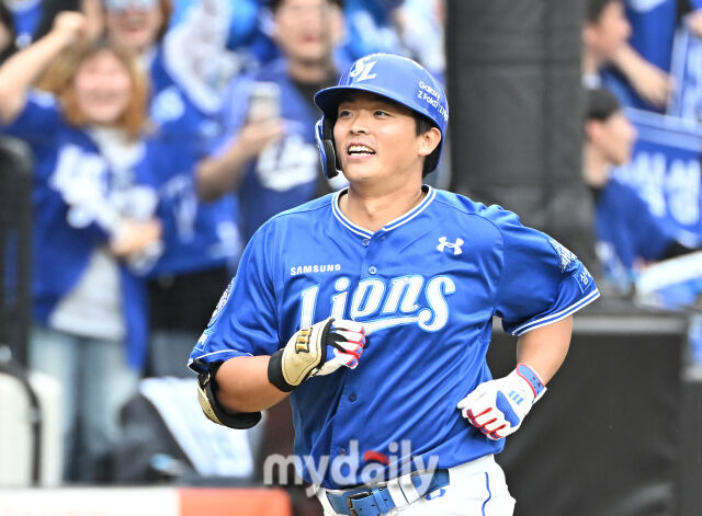 18일 오후 대전광역시 중구 대전 한화생명볼파크에서 진행된 '2025 프로야구 KBO리그 포스트시즌' 플레이오프(PO) 1차전 한화이글스와 삼성라이온즈의 경기. 삼성 김태훈이 4회초 솔로홈런을 터뜨린 뒤 홈을 밟고 있다./마이데일리
