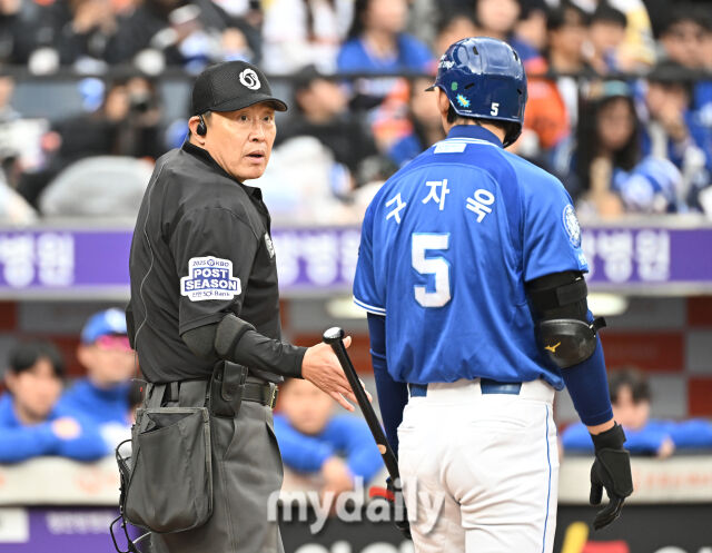 18일 오후 대전광역시 중구 대전 한화생명볼파크에서 진행된 '2025 프로야구 KBO리그 포스트시즌' 플레이오프(PO) 1차전 한화이글스와 삼성라이온즈의 경기. 박기택 구심이 구자욱에게 주의를 주고 있다./마이데일리