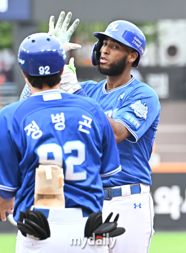 18일 오후 대전광역시 중구 대전 한화생명볼파크에서 진행된 '2025 프로야구 KBO리그 포스트시즌' 플레이오프(PO) 1차전 한화이글스와 삼성라이온즈의 경기. 삼성 디아즈가 2회초 안타를 친 뒤 환호하고 있다./마이데일리