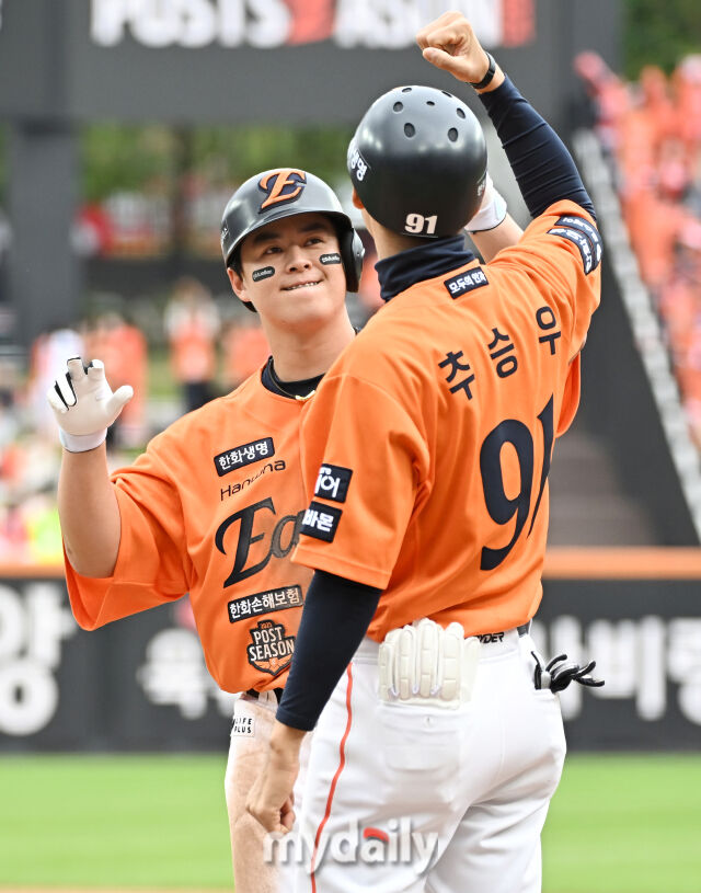 18일 오후 대전광역시 중구 대전 한화생명볼파크에서 진행된 '2025 프로야구 KBO리그 포스트시즌' 플레이오프(PO) 1차전 한화이글스와 삼성라이온즈의 경기. 한화 노시환이 2회말 2사 3루서 1타점 적시타를 친 뒤 환호하고 있다./마이데일리