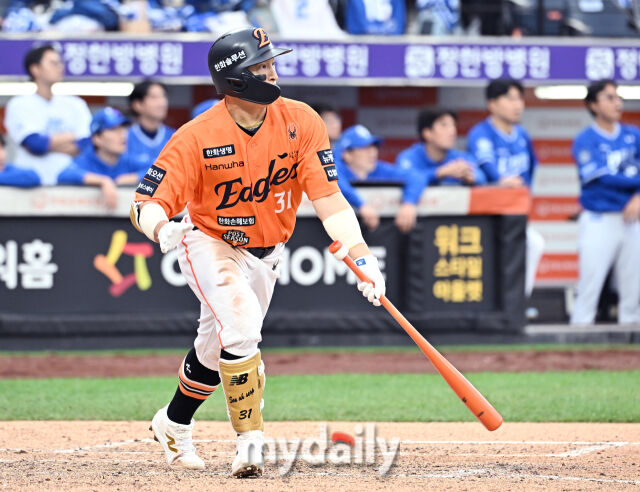 18일 오후 대전광역시 중구 대전 한화생명볼파크에서 진행된 '2025 프로야구 KBO리그 포스트시즌' 플레이오프(PO) 1차전 한화이글스와 삼성라이온즈의 경기. 한화 손아섭이 6회말 무사 2루서 1타점 적시타를 터뜨리고 있다./마이데일리