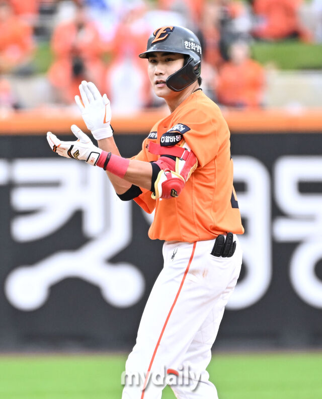 18일 오후 대전광역시 중구 대전 한화생명볼파크에서 진행된 '2025 프로야구 KBO리그 포스트시즌' 플레이오프(PO) 1차전 한화이글스와 삼성라이온즈의 경기. 한화 심우준이 6회말 선두타자로 나서 2루타를 친 뒤 환호하고 있다./마이데일리