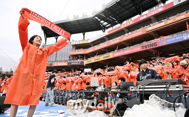 18일 오후 대전광역시 중구 대전 한화생명볼파크에서 진행된 '2025 프로야구 KBO리그 포스트시즌' 플레이오프(PO) 1차전 한화이글스와 삼성라이온즈의 경기 한화 치어리더 김연정이 관중들과 응원을 펼치고 있다./마이데일리