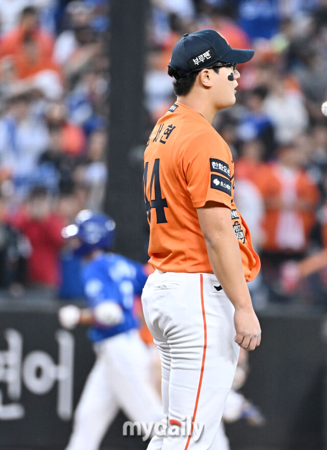 18일 오후 대전광역시 중구 대전 한화생명볼파크에서 진행된 '2025 프로야구 KBO리그 포스트시즌' 플레이오프(PO) 1차전 한화이글스와 삼성라이온즈의 경기. 한화 김서현이 9회초 이재현에게 솔로홈런을 허용한 뒤 아쉬워 하고 있다. /마이데일리