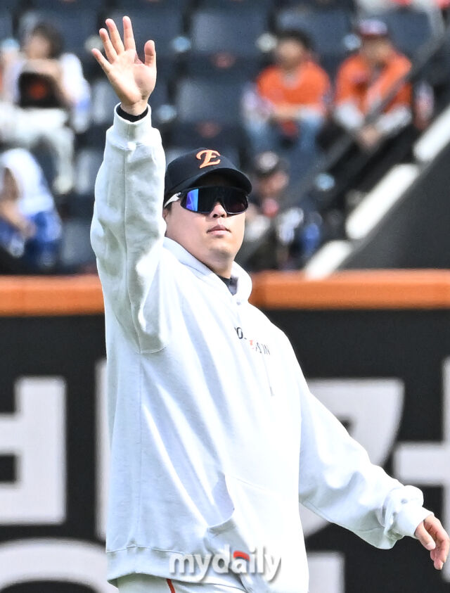 19일 오후 대전광역시 중구 대전 한화생명볼파크에서 진행되는 '2025 프로야구 KBO리그 포스트시즌' 플레이오프(PO) 2차전 한화이글스와 삼성라이온즈의 경기. 한화 류현진이 경기전 관중들에 인사를 하고 있다./마이데일리