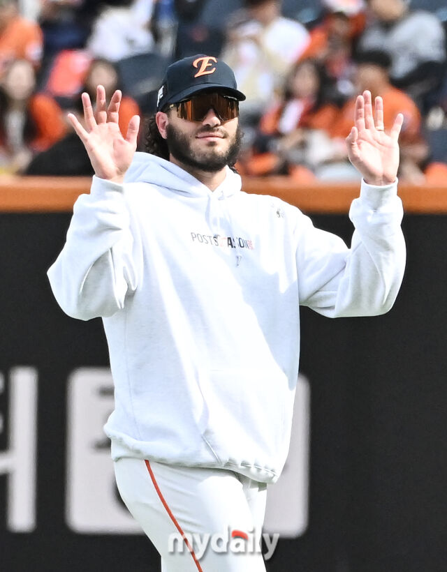 19일 오후 대전광역시 중구 대전 한화생명볼파크에서 진행되는 '2025 프로야구 KBO리그 포스트시즌' 플레이오프(PO) 2차전 한화이글스와 삼성라이온즈의 경기.<br><br>한화 폰세가 경기전 관중들에 인사를 하고 있다./마이데일리