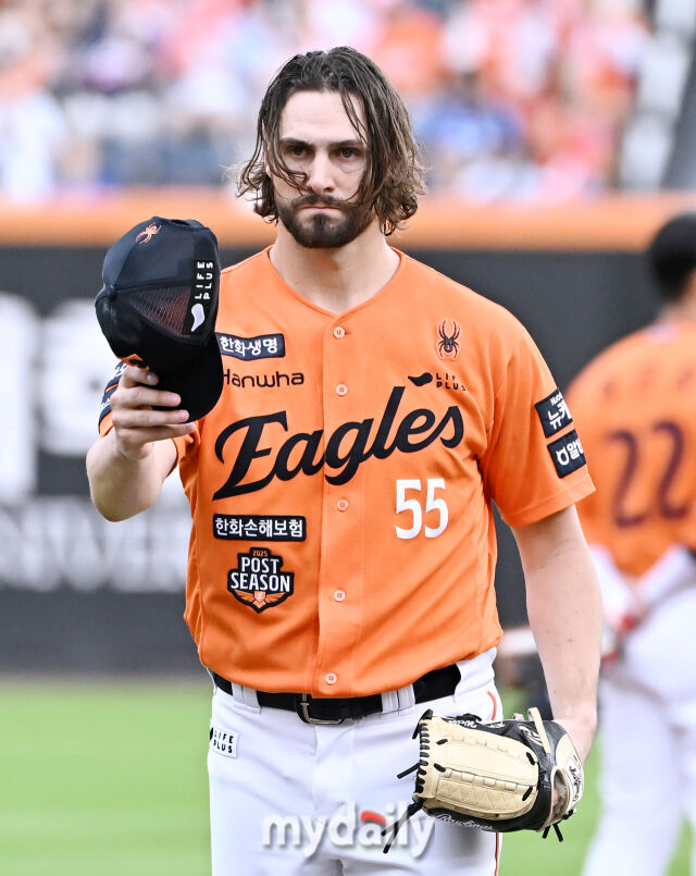 19일 오후 대전광역시 중구 대전한화생명볼파크에서 진행된 '2025 프로야구 KBO리그 포스트시즌' 플레이오프(PO) 2차전 한화이글스와 삼성라이온즈의 경기.<br><br>한화 와이스가 선발둥판해 심판에게 인사를 하고 있다./마이데일리