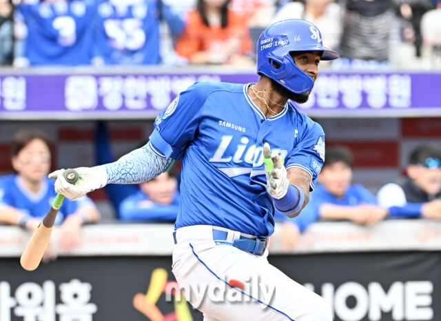 19일 오후 대전광역시 중구 대전한화생명볼파크에서 진행된 '2025 프로야구 KBO리그 포스트시즌' 플레이오프(PO) 2차전 한화이글스와 삼성라이온즈의 경기. 삼성 디아즈가 3회초 1사 1,3루서 1타점 적시타를 치고 있다./마이데일리