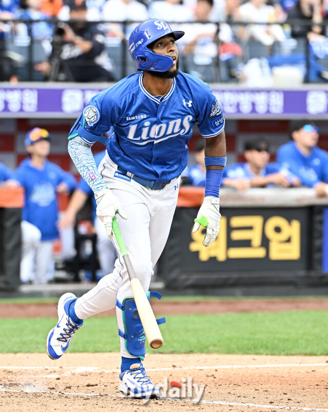 19일 오후 대전광역시 중구 대전한화생명볼파크에서 진행된 '2025 프로야구 KBO리그 포스트시즌' 플레이오프(PO) 2차전 한화이글스와 삼성라이온즈의 경기. 삼성 디아즈가 4회초 2사 1,3루서 1타점 적시타를 치고 있다./마이데일리