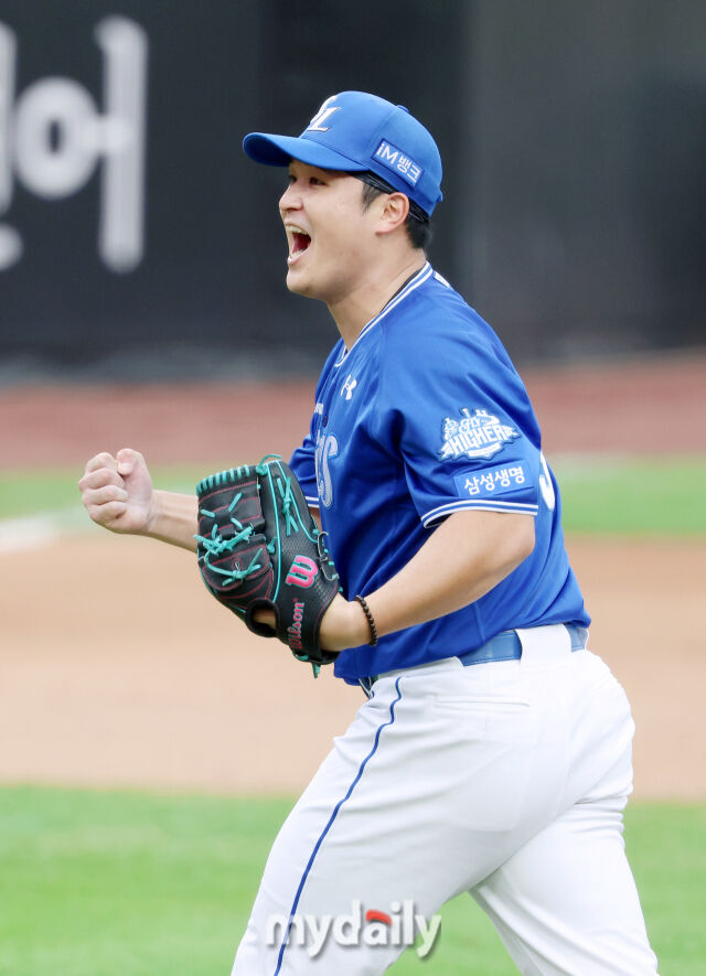 19일 오후 대전광역시 중구 대전한화생명볼파크에서 진행된 '2025 프로야구 KBO리그 포스트시즌' 플레이오프(PO) 2차전 한화이글스와 삼성라이온즈의 경기. 삼성 최원태가 7회말을 무실점으로 막은 뒤 포효하고 있다./마이데일리