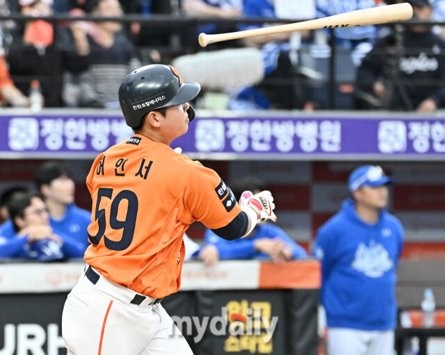 19일 오후 대전광역시 중구 대전한화생명볼파크에서 진행된 '2025 프로야구 KBO리그 포스트시즌' 플레이오프(PO) 2차전 한화이글스와 삼성라이온즈의 경기. 한화 허인서가 9회말 1사 2루서 1타점 2루타를 터뜨리고 있다./마이데일리