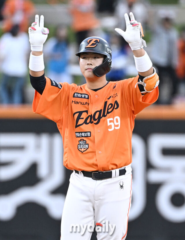 19일 오후 대전광역시 중구 대전한화생명볼파크에서 진행된 '2025 프로야구 KBO리그 포스트시즌' 플레이오프(PO) 2차전 한화이글스와 삼성라이온즈의 경기. 한화 허인서가 9회말 1사 2루서 1타점 2루타를 터뜨린 뒤 환호하고 있다./마이데일리