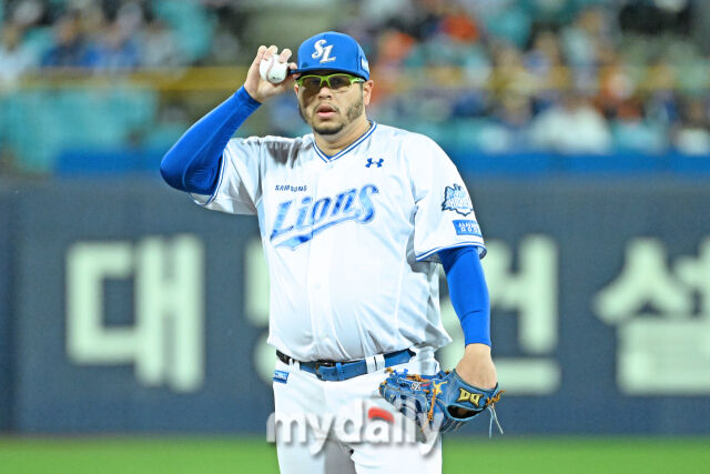 21일 대구 삼성라이온즈파크에서 열린 '2025 신한 SOL BANK KBO 포스트 시즌' 삼성 라이온즈와 한화 이글스 플레오이프(PO) 3차전 경기. 삼성 후라도가 선발로 나와 사인을 받고 있다./마이데일리