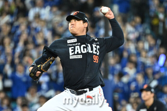 21일 대구 삼성라이온즈파크에서 열린 '2025 신한 SOL BANK KBO 포스트 시즌' 삼성 라이온즈와 한화 이글스 플레오이프(PO) 3차전 경기. 한화 선발 류현진이 힘차게 투구하고 있다./마이데일리