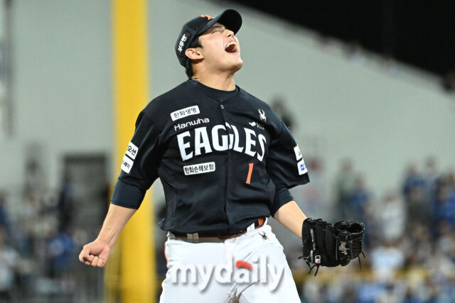 21일 대구 삼성라이온즈파크에서 열린 '2025 신한 SOL BANK KBO 포스트 시즌' 삼성 라이온즈와 한화 이글스 플레오이프(PO) 3차전 경기. 한화 문동주가 9회말 2사에 삼성 김성윤을 잡고 기뻐하고 있다. 한화가 5-4로 삼성에 승리했다./마이데일리