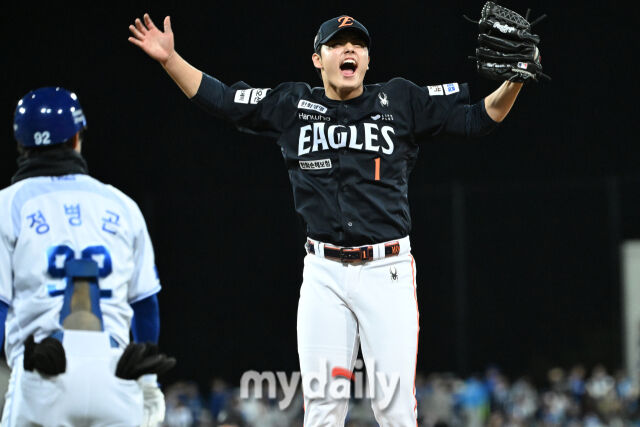 21일 대구 삼성라이온즈파크에서 열린 '2025 신한 SOL BANK KBO 포스트 시즌' 삼성 라이온즈와 한화 이글스 플레오이프(PO) 3차전 경기. 한화 문동주가 9회말 2사에 삼성 김성윤을 잡고 기뻐하고 있다. 한화가 5-4로 삼성에 승리했다./마이데일리