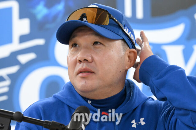 22일 대구 삼성라이온즈파크에서 열린 '2025 신한 SOL BANK KBO 포스트 시즌' 삼성 라이온즈와 한화 이글스 플레오이프(PO) 4차전 경기. 삼성 박진만 감독이 경기 전 인터뷰에 참해 질문에 답하고 있다./마이데일리