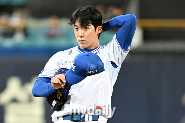 22일 대구 삼성라이온즈파크에서 열린 '2025 신한 SOL BANK KBO 포스트 시즌' 삼성 라이온즈와 한화 이글스 플레이오프(PO) 4차전 경기. 삼성 선발 원태인이 투구 준비를 하고 있다./마이데일리